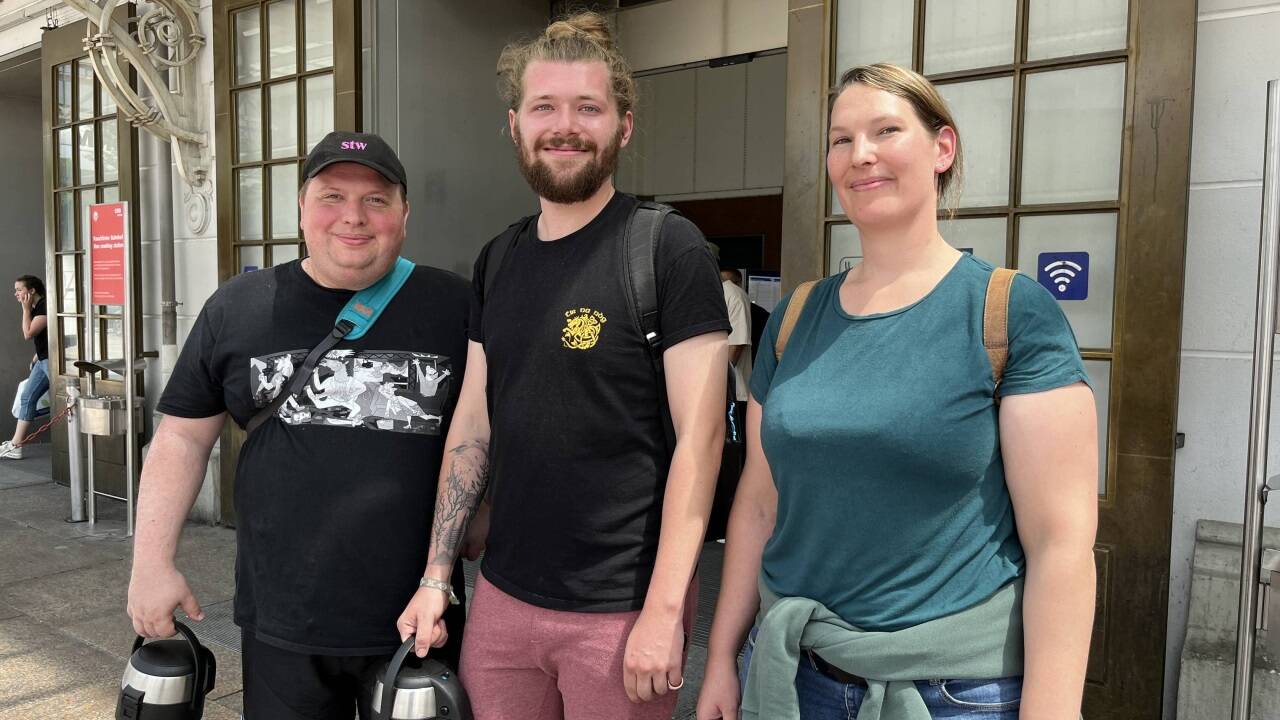 Die Streetworker der Caritas sind mehrmals in der Woche am Bahnhof unterwegs. Im Bild: Matthias Burgard (l.) und Conor Grössenberger mit Einrichtungsleiterin Julie Arnold. Mit dabei haben sie meistens Kaffee, um mit den Klienten ins Gespräch zu kommen.  