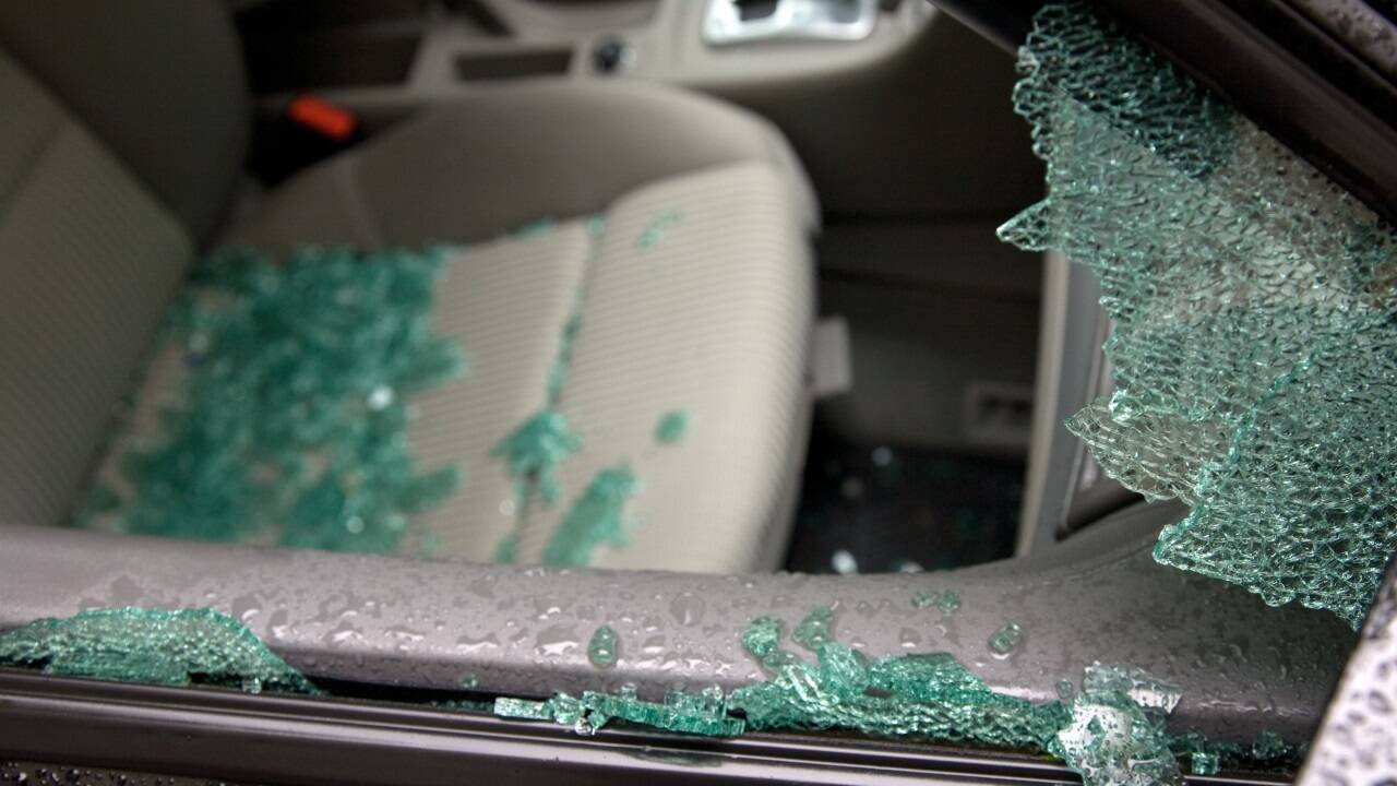 Innerhalb von drei Tagen schlugen fünf Burschen im Alter zwischen 12 und 14 Jahren die Fensterscheiben von mehr als 100 Fahrzeugen ein und richteten enormen Sachschaden an. Innerhalb von drei Tagen schlugen fünf Burschen im Alter zwischen 12 und 14 Jahren die Fensterscheiben von mehr als 100 Fahrzeugen ein und richteten enormen Sachschaden an.