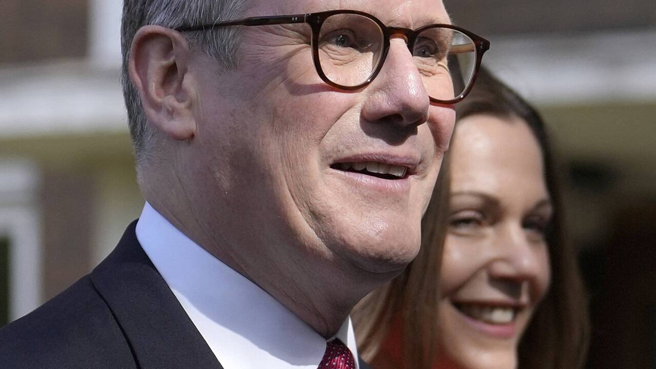 Keir Starmer und seine Frau Victoria bei der Stimmabgabe. Keir Starmer und seine Frau Victoria bei der Stimmabgabe.