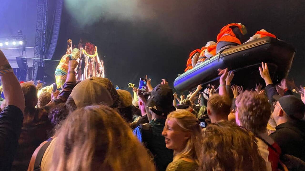 Ein Foto der Kunstaktion auf dem Musikfestival Glastonbury. 