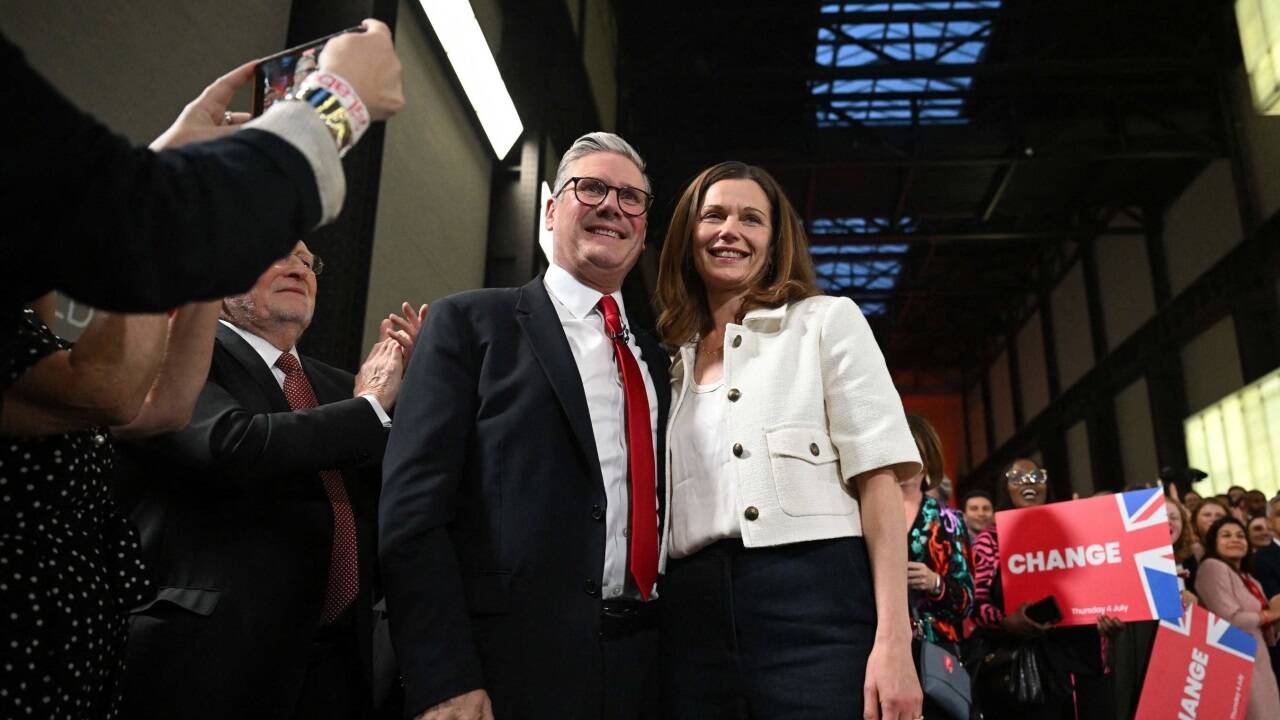 Die sozialdemokratische Labour Party von Oppositionsführer Keir Starmer hat bei der Parlamentswahl in Großbritannien eine absolute Mehrheit erzielt. Im Bild mit seiner Ehefrau Victoria. Die sozialdemokratische Labour Party von Oppositionsführer Keir Starmer hat bei der Parlamentswahl in Großbritannien eine absolute Mehrheit erzielt. Im Bild mit seiner Ehefrau Victoria.