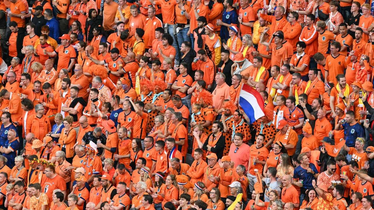 Ein Meer, das im Viertelfinale noch einmal auf mehr hofft: Fans der niederländischen Mannschaft.   Ein Meer, das im Viertelfinale noch einmal auf mehr hofft: Fans der niederländischen Mannschaft.