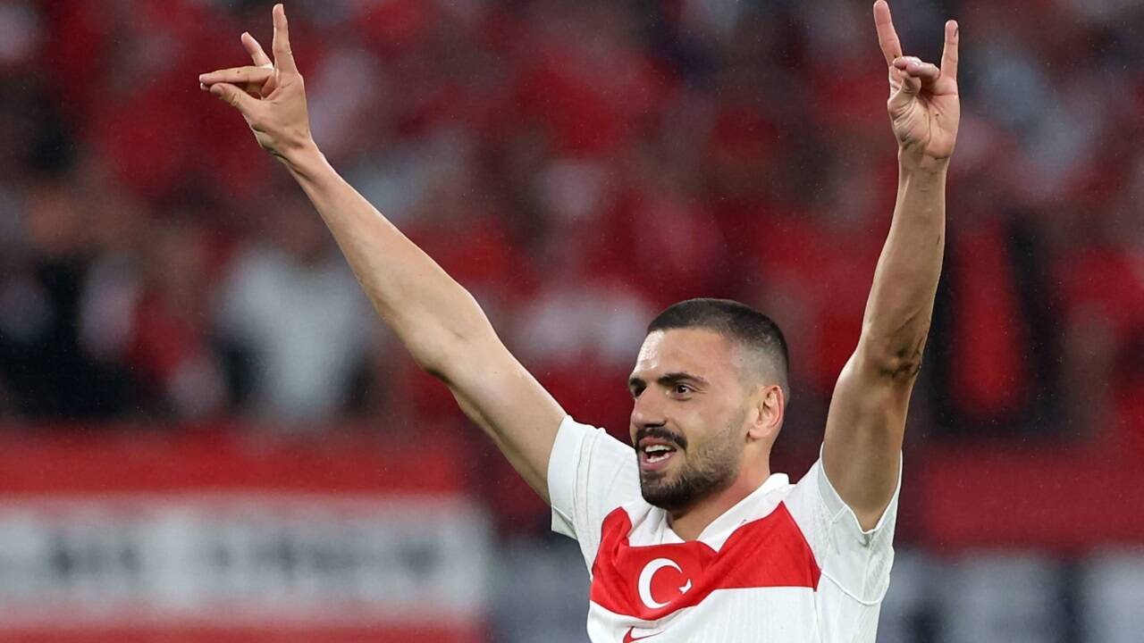 Merih Demiral zeigte während der Achtelfinal-Partie gegen Österreich den Wolfsgruß.  Merih Demiral zeigte während der Achtelfinal-Partie gegen Österreich den Wolfsgruß.