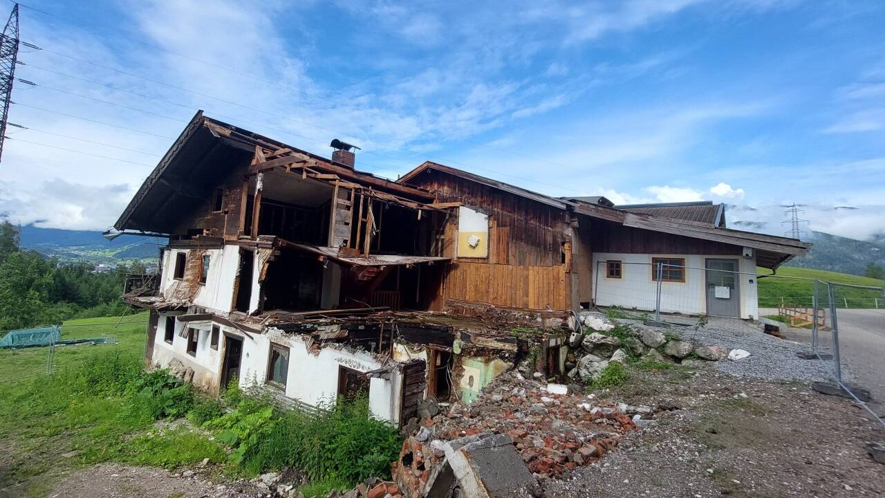 Das Hinterlehen in Saalfelden mit dem zum Teil abgerissenen Wohngebäude. Das Hinterlehen in Saalfelden mit dem zum Teil abgerissenen Wohngebäude.