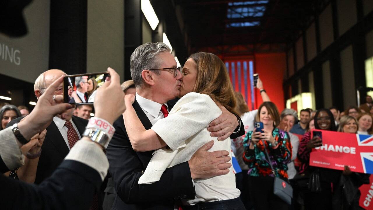 Keir und Victoria Starmer nach dem Wahlsieg. Sie tritt selten öffentlich auf. 