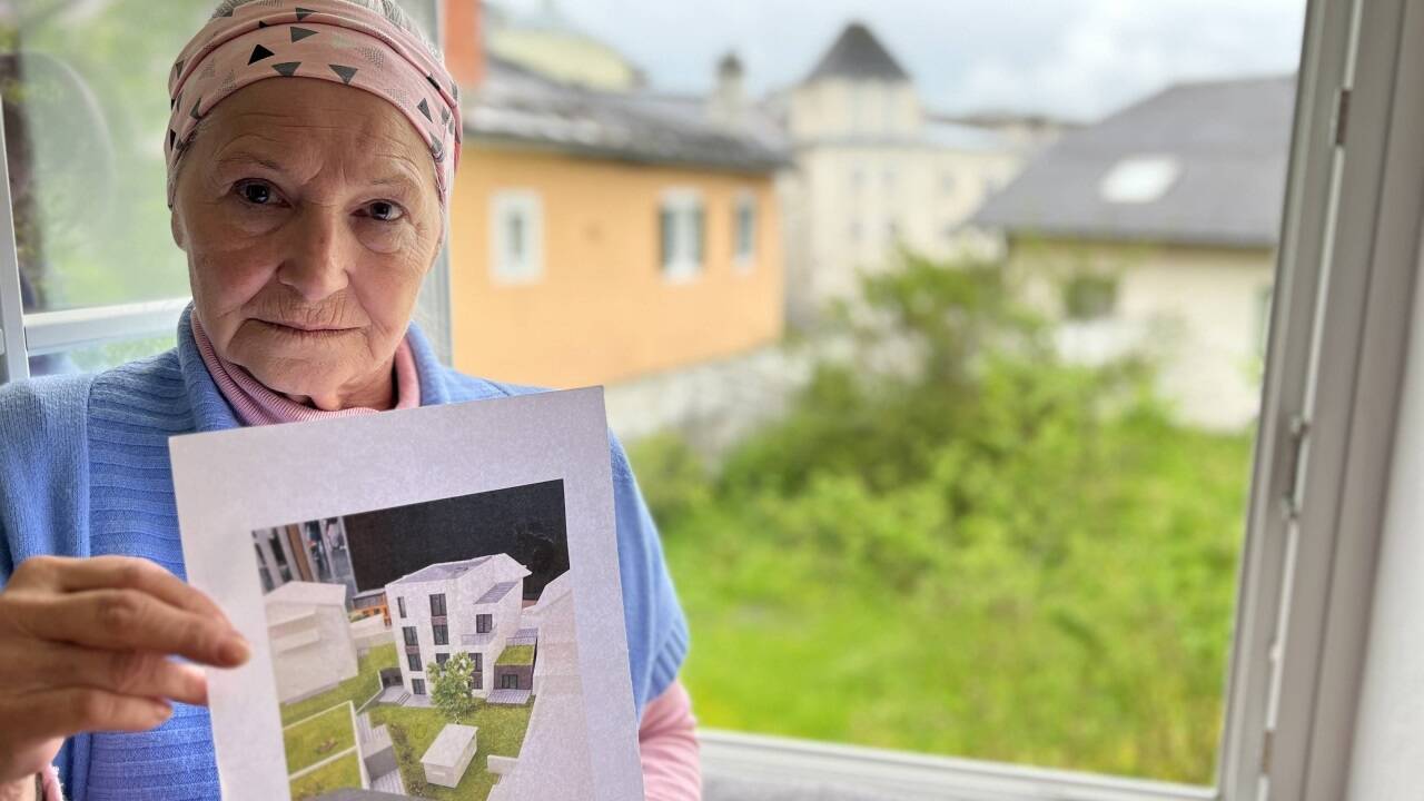 Anrainerin Margarethe Wieland blickt von ihrer Wohnung in der Goldgasse direkt ins Grüne. Doch der Innenhofgarten ist Bauland und soll verbaut werden.  Anrainerin Margarethe Wieland blickt von ihrer Wohnung in der Goldgasse direkt ins Grüne. Doch der Innenhofgarten ist Bauland und soll verbaut werden.