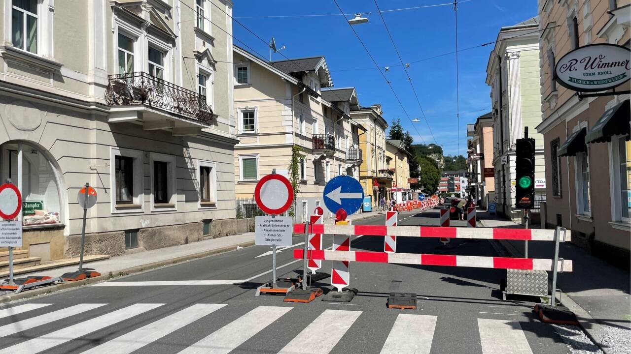 In der Maxglaner Hauptstraße laufen Leitungsarbeiten der Salzburg AG. 