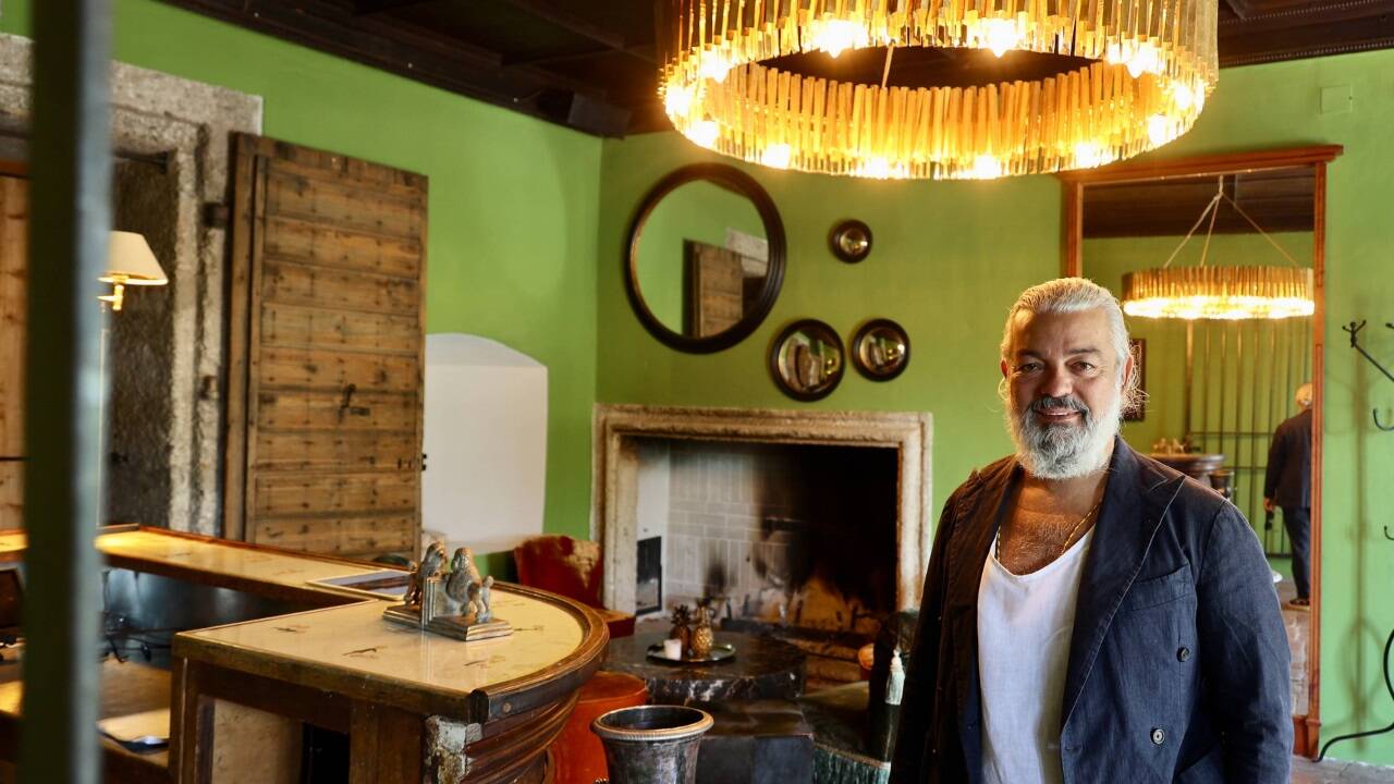 Rudolf Budja in der original mit Adneter Marmor und hölzernen Kassettendecken sowie offenem Kamin und Designer-Loungemöbeln ausgestatteten Rezeption. 