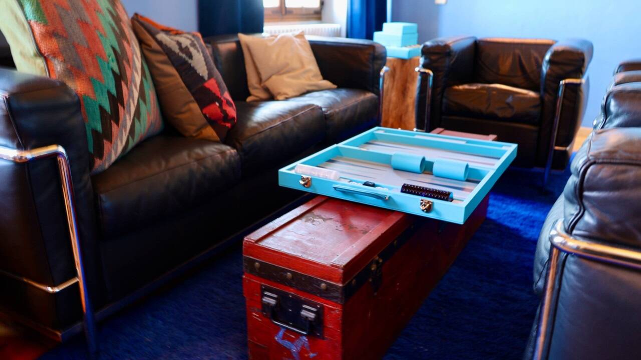 Als Couchtisch fungiert in dieser Suite eine alte Louis-Vuitton-Box, die einst als Gewehrkiste gedient haben dürfte. 