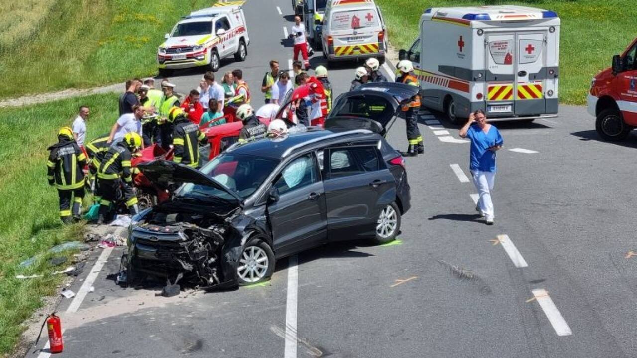 Die 79-jährige Beifahrerin erlag vor Ort ihren Verletzungen. 