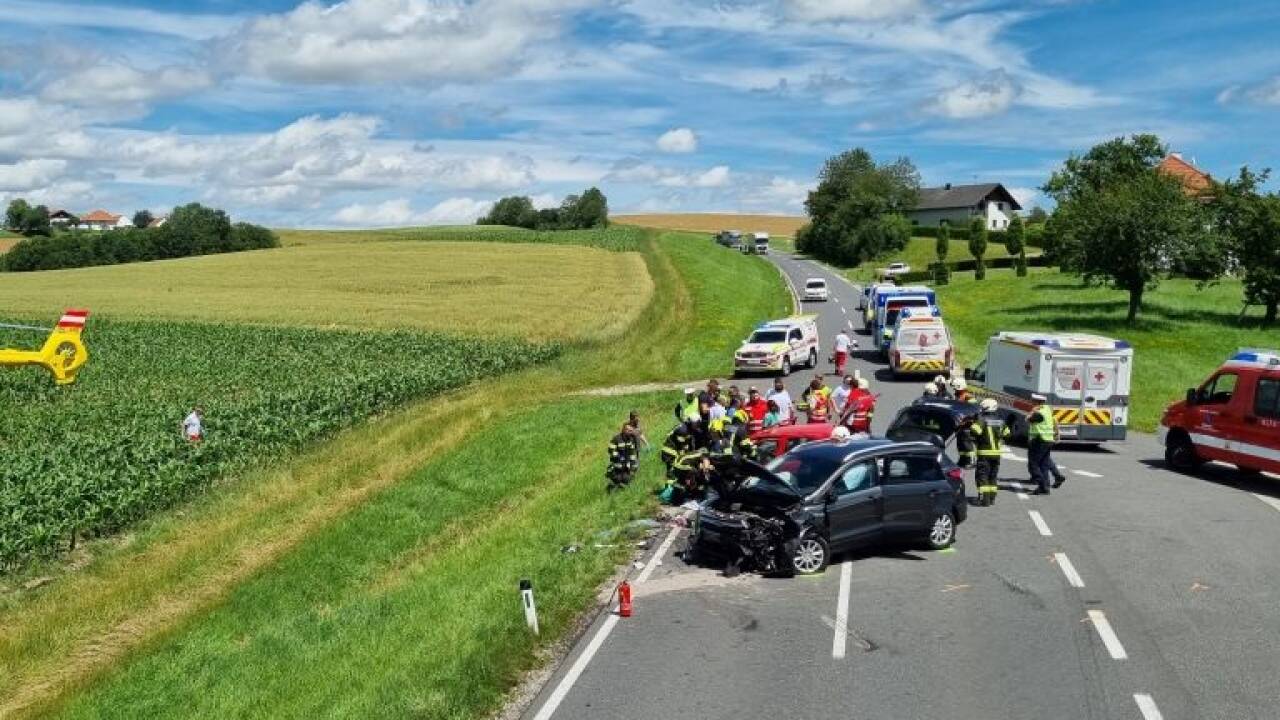 Die beiden Frauen waren im Fahrzeug eingeklemmt. 