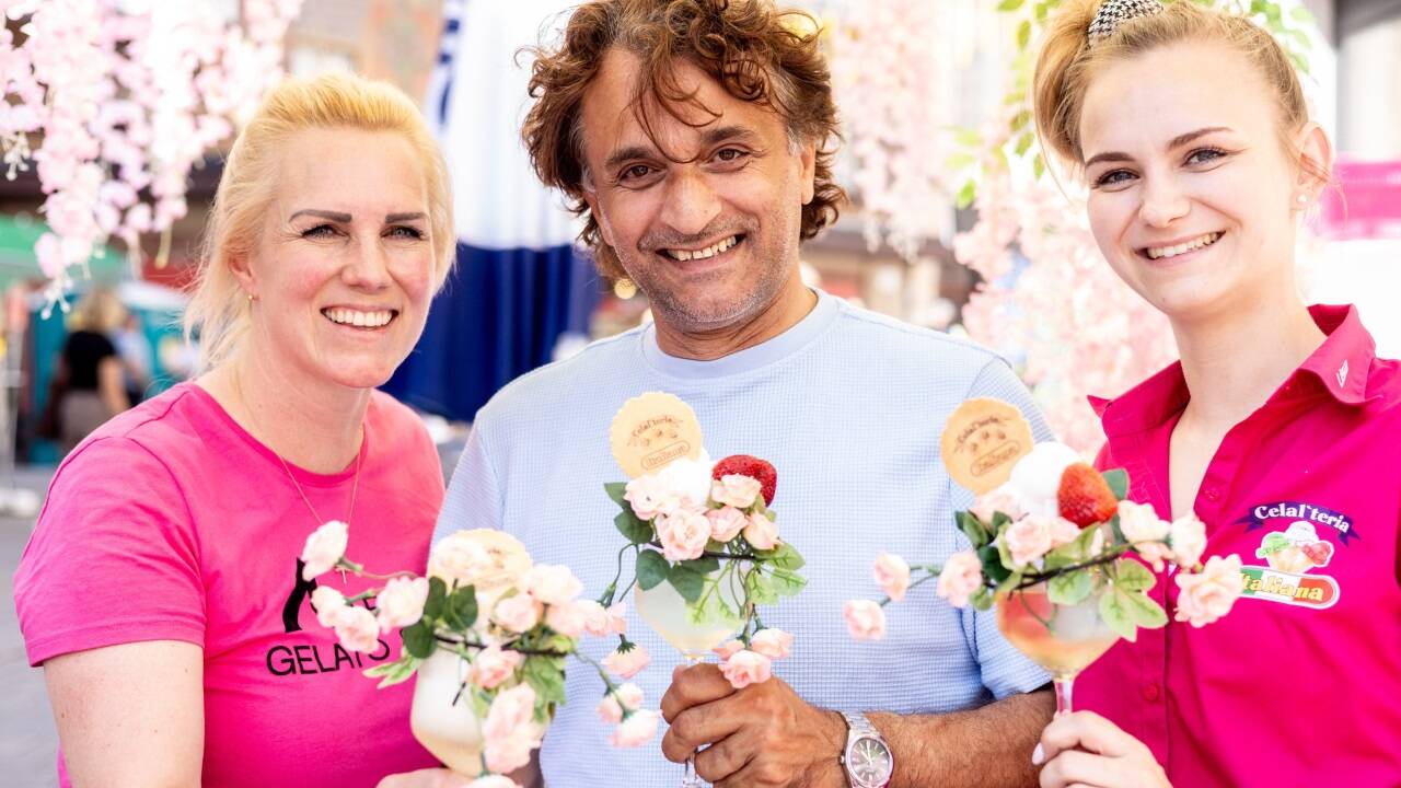 Kirsten Karaarslan, Celan Karaarslan, Lisa-Maria Brundiers von Alpz Gelato & Cafe mit ARTmosFLAIR-Spritz in der Hand.  Kirsten Karaarslan, Celan Karaarslan, Lisa-Maria Brundiers von Alpz Gelato & Cafe mit ARTmosFLAIR-Spritz in der Hand.