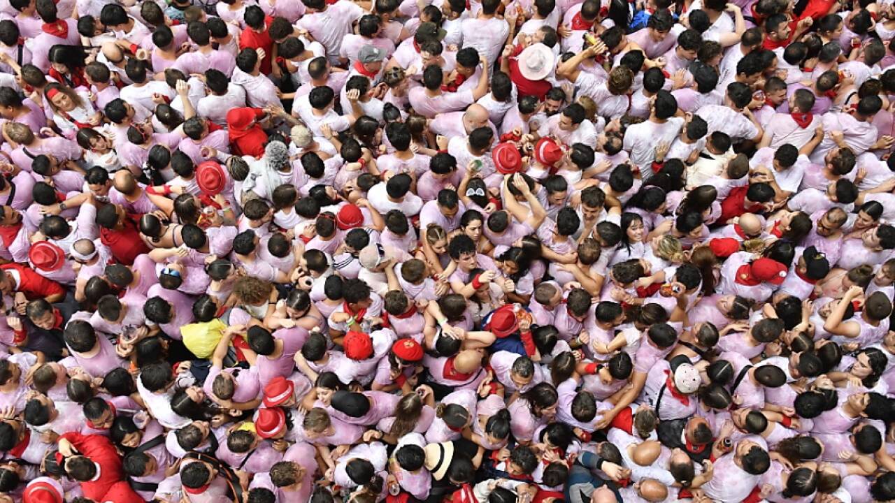 Menschenmassen feierten den Start des neuntägigen Fests  Menschenmassen feierten den Start des neuntägigen Fests