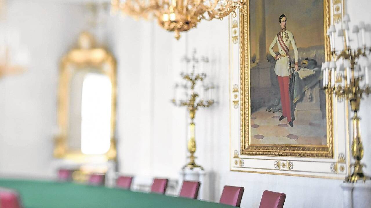 Im Ministerratssaal ist der Sessel direkt unter dem Kaiserbild für den Bundeskanzler reserviert. Wer darauf in der nächsten Regierung Platz nimmt, ist völlig offen.<br /> Im Ministerratssaal ist der Sessel direkt unter dem Kaiserbild für den Bundeskanzler reserviert. Wer darauf in der nächsten Regierung Platz nimmt, ist völlig offen.<br />