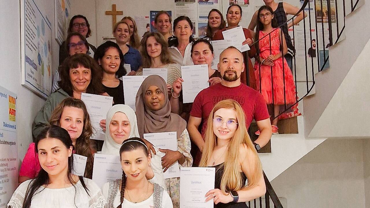 Seit 2019 bereitet das Diakoniewerk junge Migrantinnen auf den Pflegeberuf vor. 180 nutzten das Angebot, im Bild ein Großteil der 24, die den Lehrgang Ende Juni abgeschlossen haben. Auch das ist ein Mosaikstein gegen die Pflegemisere – genauso wie die im September 2024 startende Pflegelehre. 