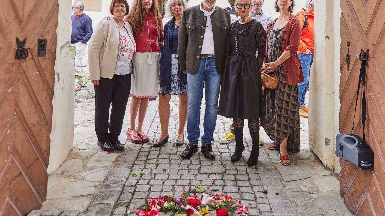Die Stolpersteine für vier Frauen wurden am Eingang zum Schloss Goldegg verlegt. 