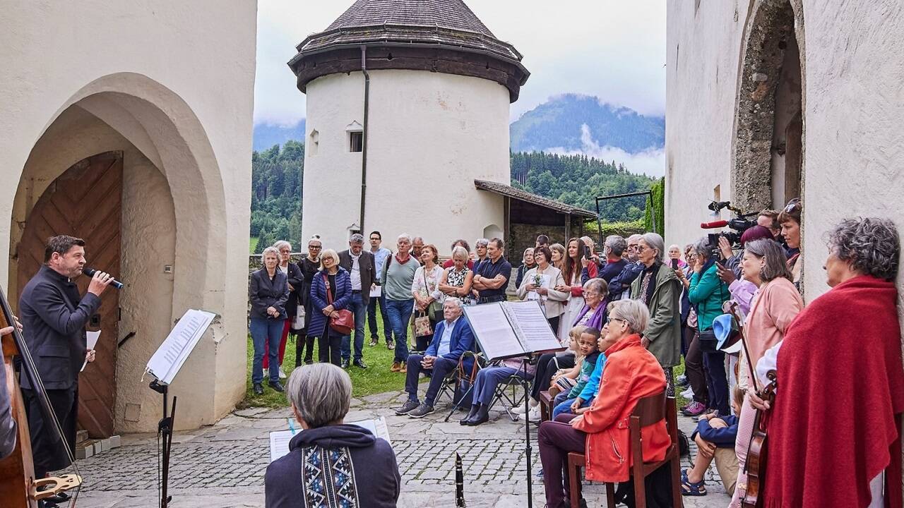 Die Stolpersteine für vier Frauen wurden am Eingang zum Schloss Goldegg verlegt. 