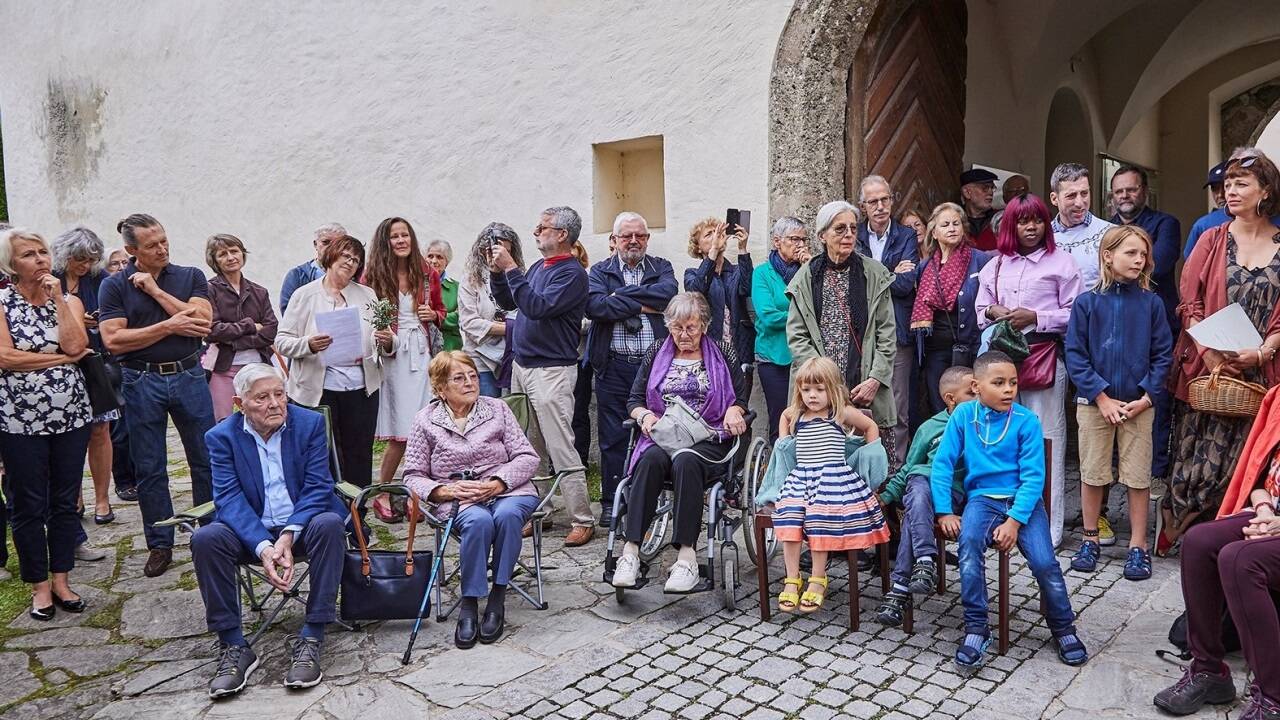 Die Stolpersteine für vier Frauen wurden am Eingang zum Schloss Goldegg verlegt. 