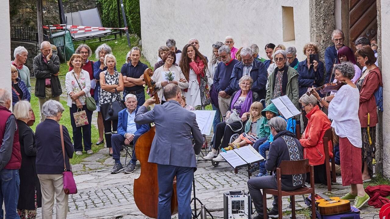 Die Stolpersteine für vier Frauen wurden am Eingang zum Schloss Goldegg verlegt. 