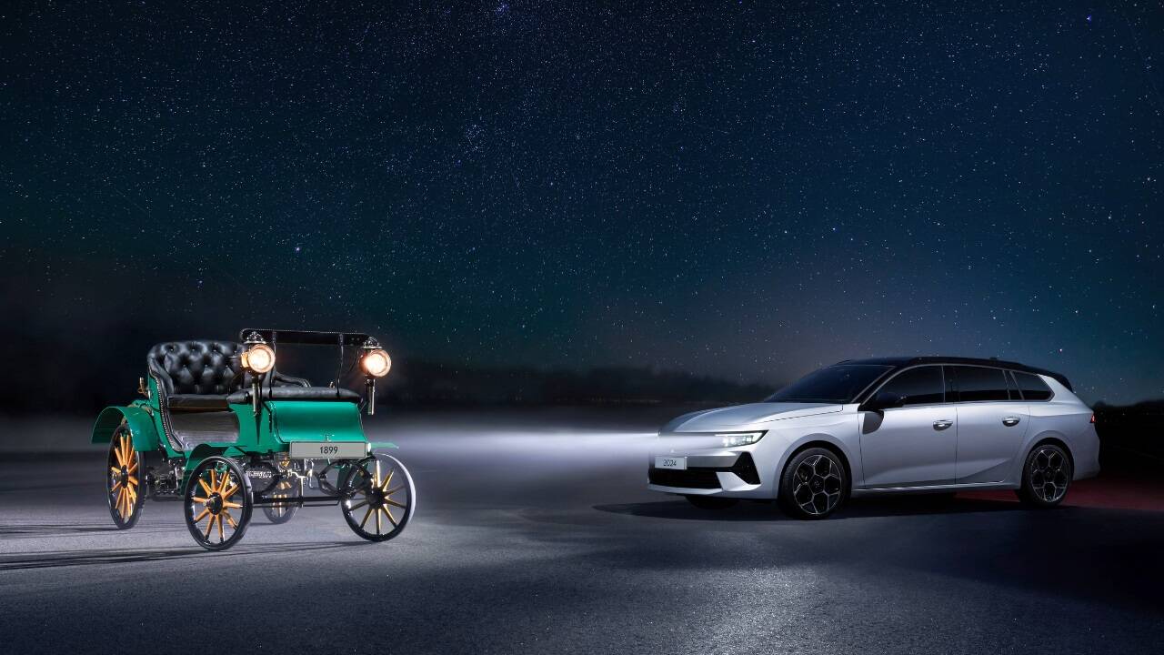 Links der Lutzmann von 1899, rechts der aktuelle Opel Astra Sports Tourer Electric. 