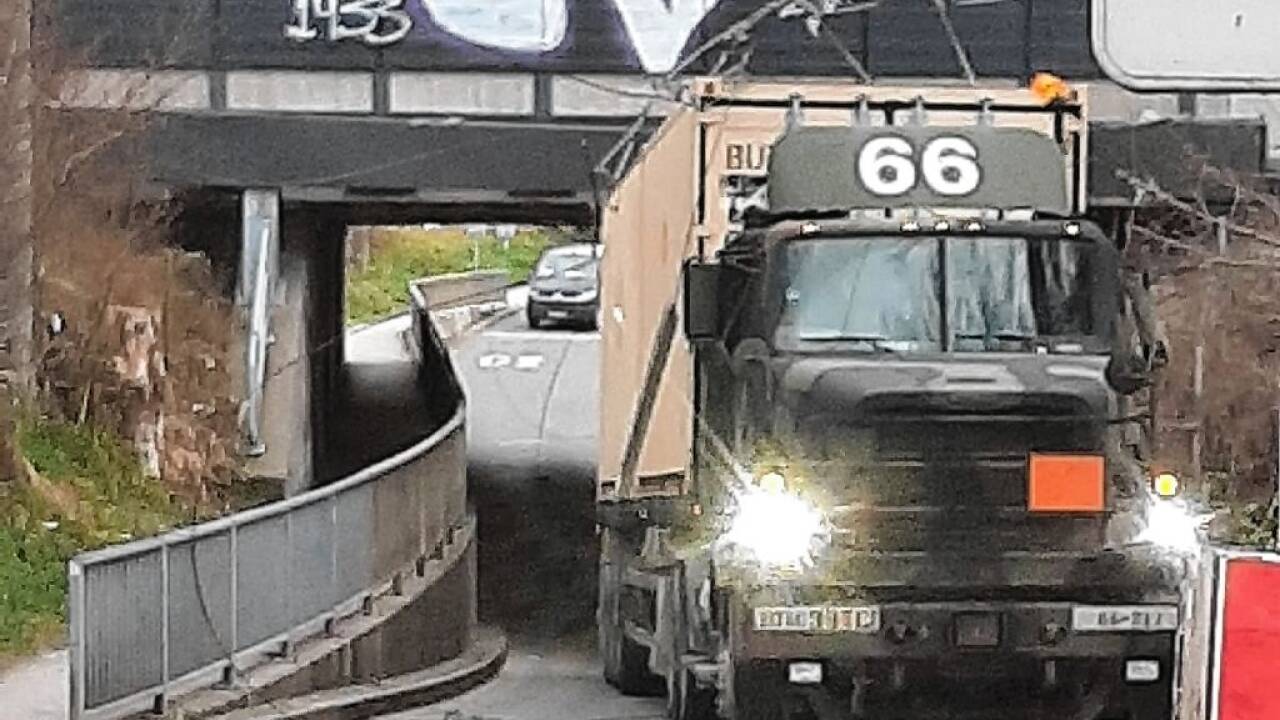 Zu groß für eine Salzburger Unterführung: Der wuchtige US-Truck am 11. März.  