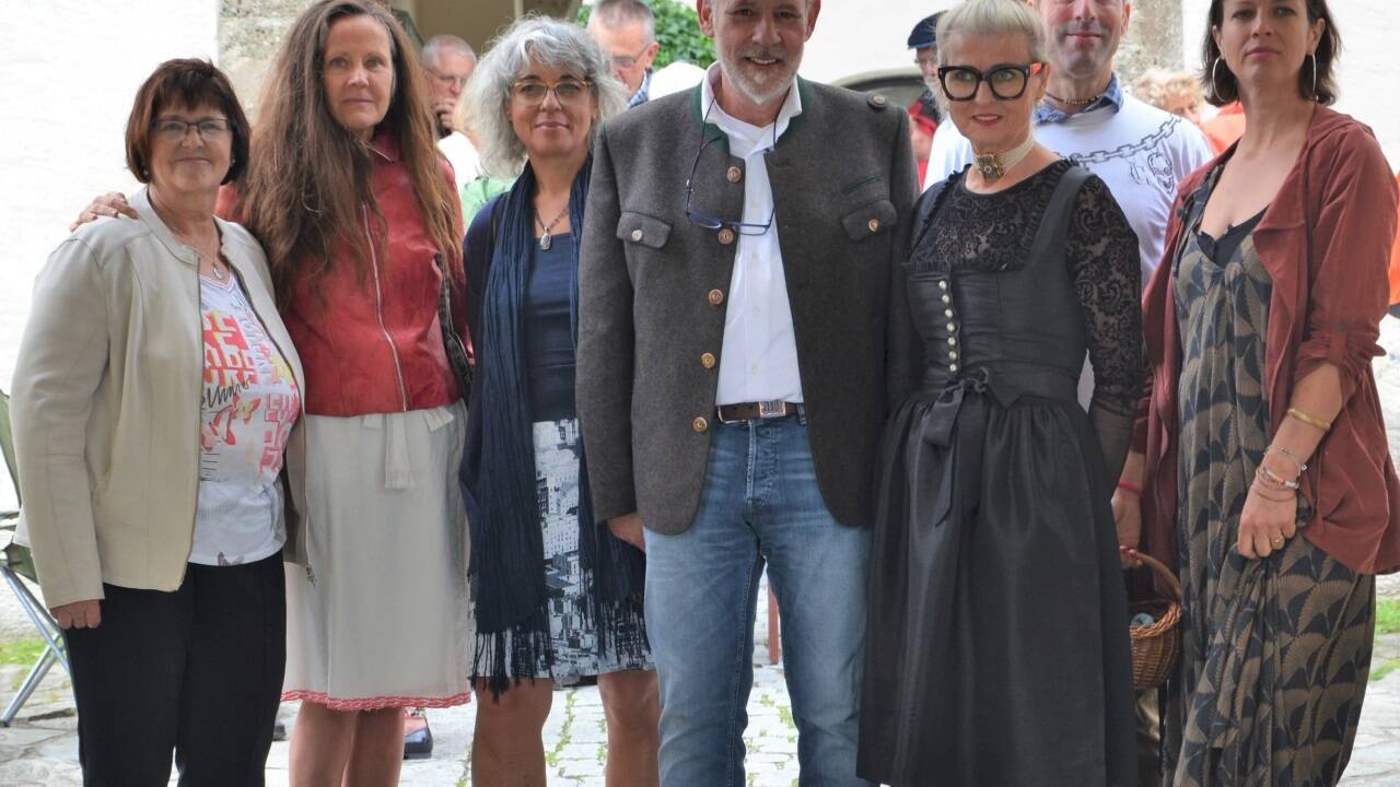 Angehörige und Nachfahren nahmen an der Verlegung teil.  