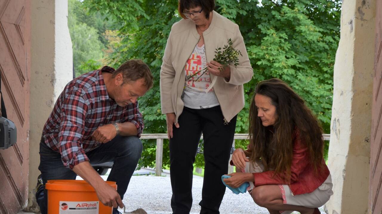 Josef Moser vom Gemeindebauhof Goldegg unterstützte die Angehörigen bei der Verlegung.  