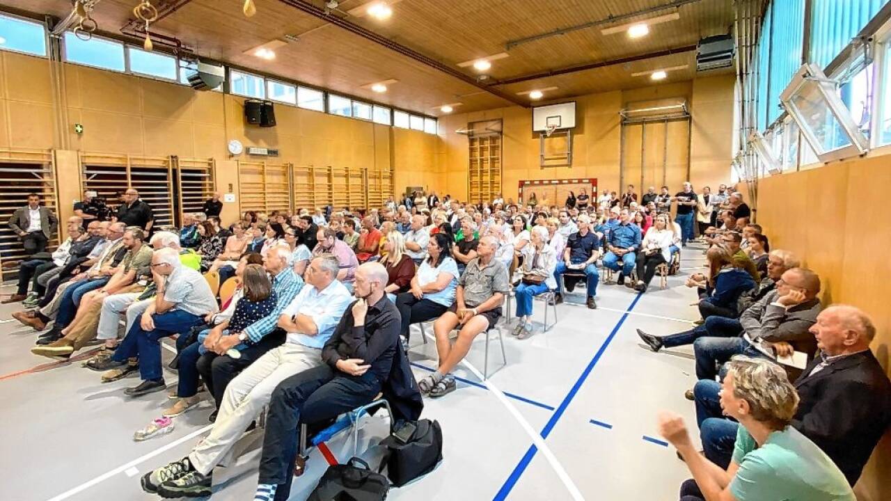 Rund 300 Anrainer waren gekommen, um ihre Ängste und Beschwerden bei der S-Link-Gesellschaft zu deponieren, ebenso Gemeindevertreter aus Hallein und Oberalm.  