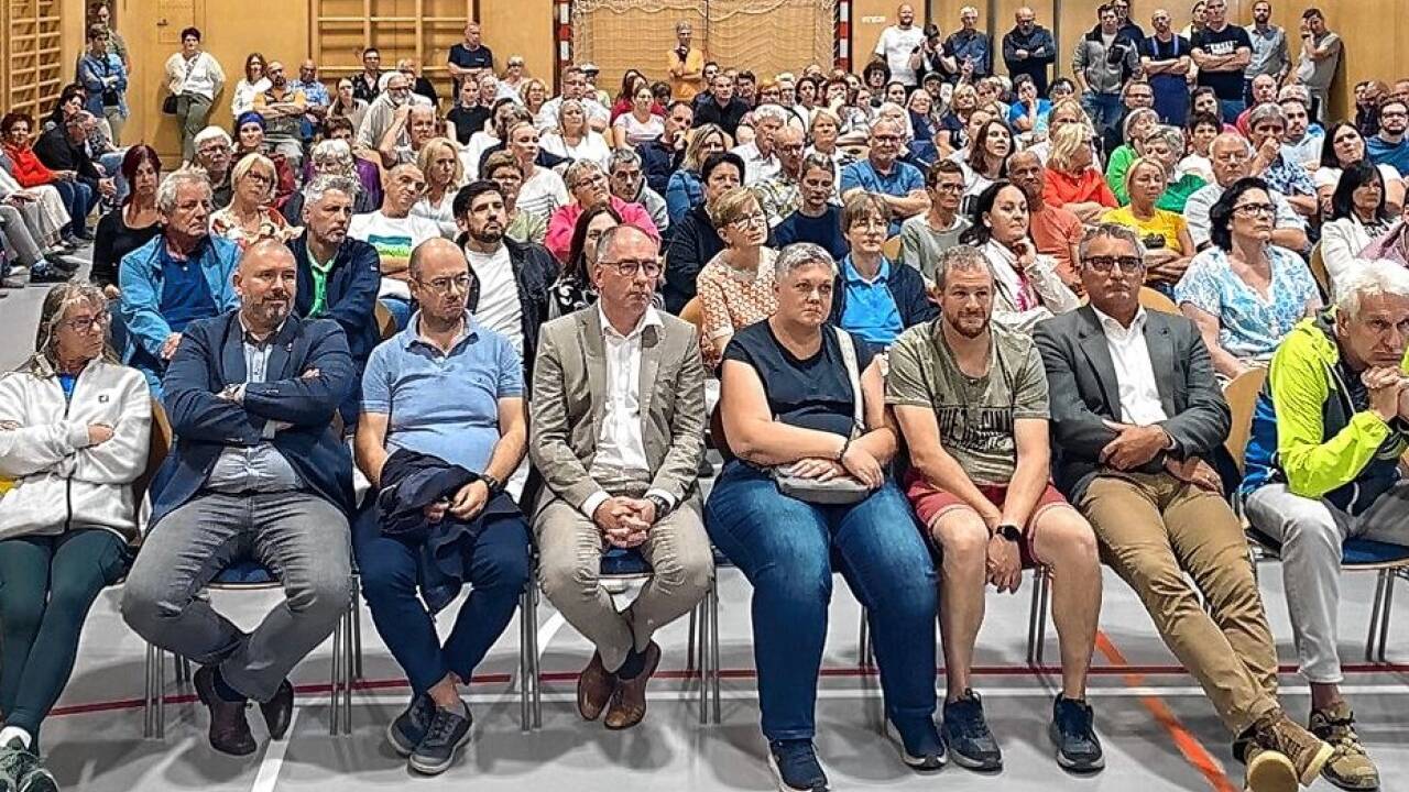 Rund 300 Anrainer waren gekommen, um ihre Ängste und Beschwerden bei der S-Link-Gesellschaft zu deponieren, ebenso Gemeindevertreter aus Hallein und Oberalm.  