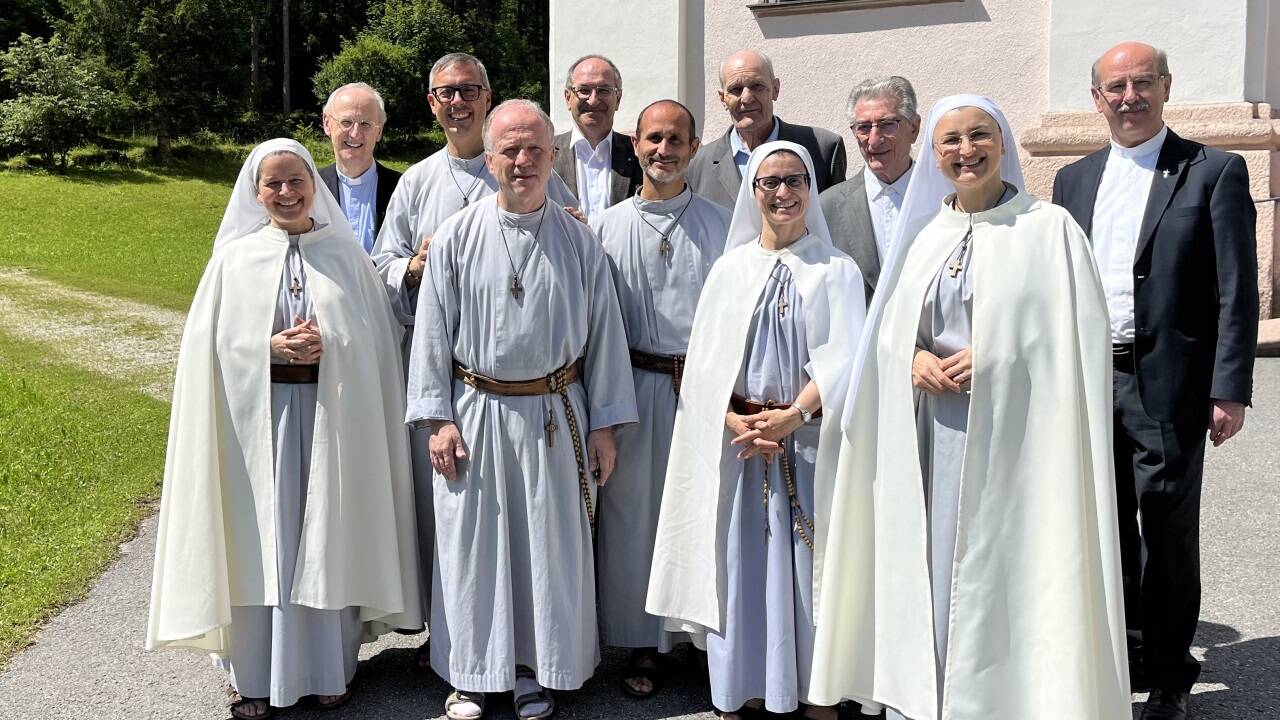 Schwester Maria Dulcissima, Bischofsvikar Gottfried Laireiter, Bruder Martino (Generalverantwortlicher der Gemeinschaft), Br. Michael, P. Michael Huber (Provinzial der Herz-Jesu-Missionare), Bruder Alessio Maria, P. Toni Ringseisen, P. Ludwig Laaber, Schwester Maria Therese, Schwester Maria Hildegard und Ambros Ganitzer (Bischofsvikariat für Orden und geistliche Berufe).<br /><br /> Schwester Maria Dulcissima, Bischofsvikar Gottfried Laireiter, Bruder Martino (Generalverantwortlicher der Gemeinschaft), Br. Michael, P. Michael Huber (Provinzial der Herz-Jesu-Missionare), Bruder Alessio Maria, P. Toni Ringseisen, P. Ludwig Laaber, Schwester Maria Therese, Schwester Maria Hildegard und Ambros Ganitzer (Bischofsvikariat für Orden und geistliche Berufe).<br /><br />