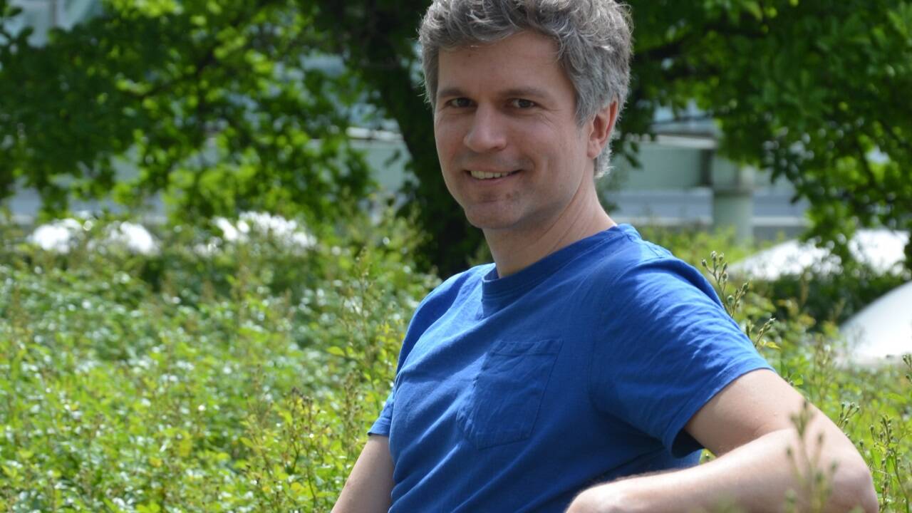 NEOS-Gemeinderat Lukas Rupsch kritisiert die Kosten für die erste Bürgerbefragung zum S-Link. 