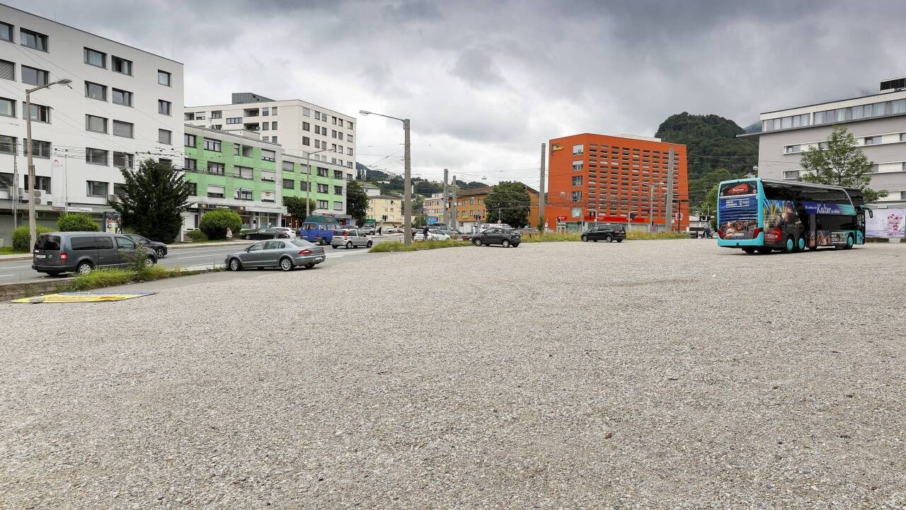 Dort, wo einst die Tankstelle war, soll nun die Biogena-Firmenzentrale entstehen. Das Bild zeigt die Salzburger Sterneckkreuzung, Ecke Linzer Bundesstraße.  