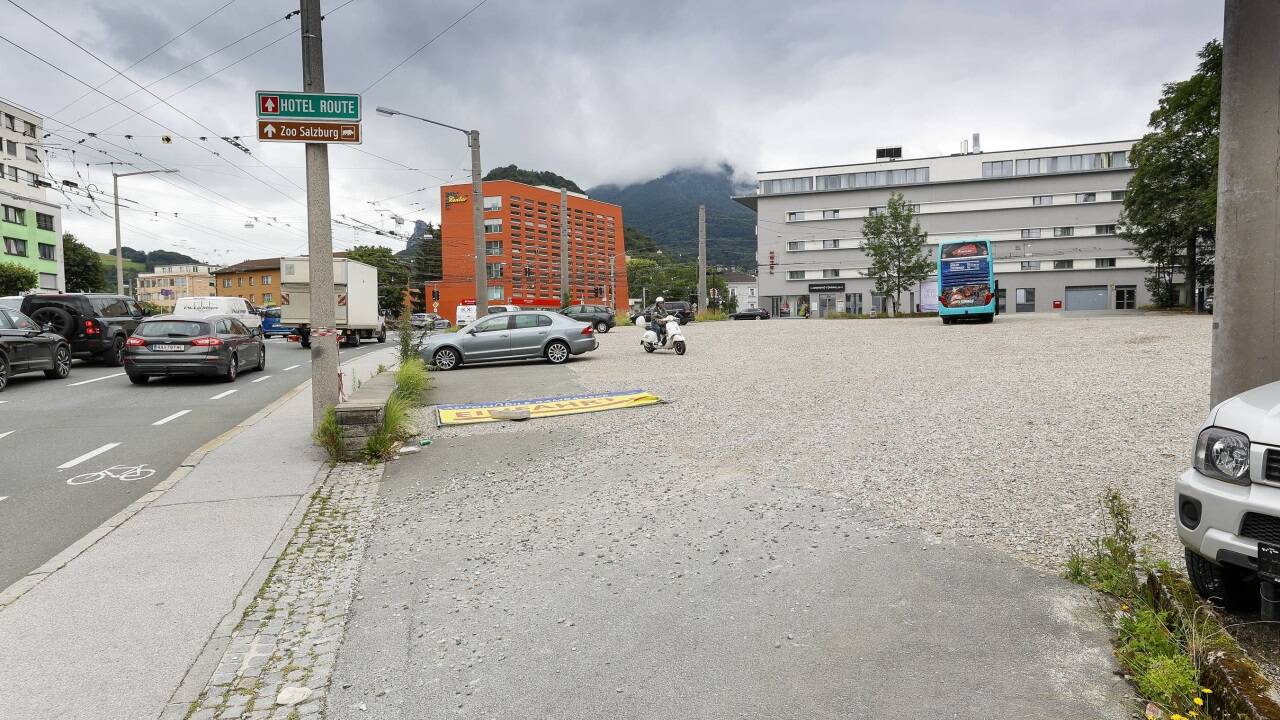 Dort, wo einst die Tankstelle war, soll nun die Biogena-Firmenzentrale entstehen. Das Bild zeigt die Salzburger Sterneckkreuzung, Ecke Linzer Bundesstraße.  