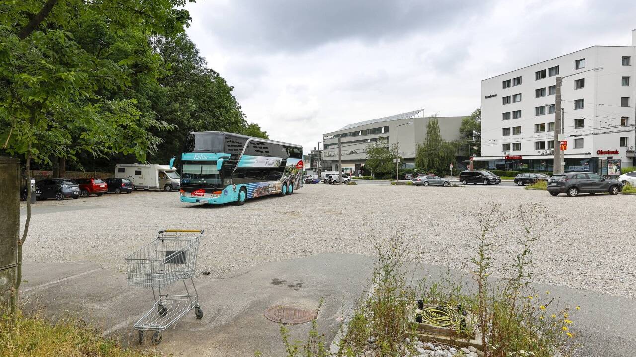 Dort, wo einst die Tankstelle war, soll nun die Biogena-Firmenzentrale entstehen. Das Bild zeigt die Salzburger Sterneckkreuzung, Ecke Linzer Bundesstraße.  