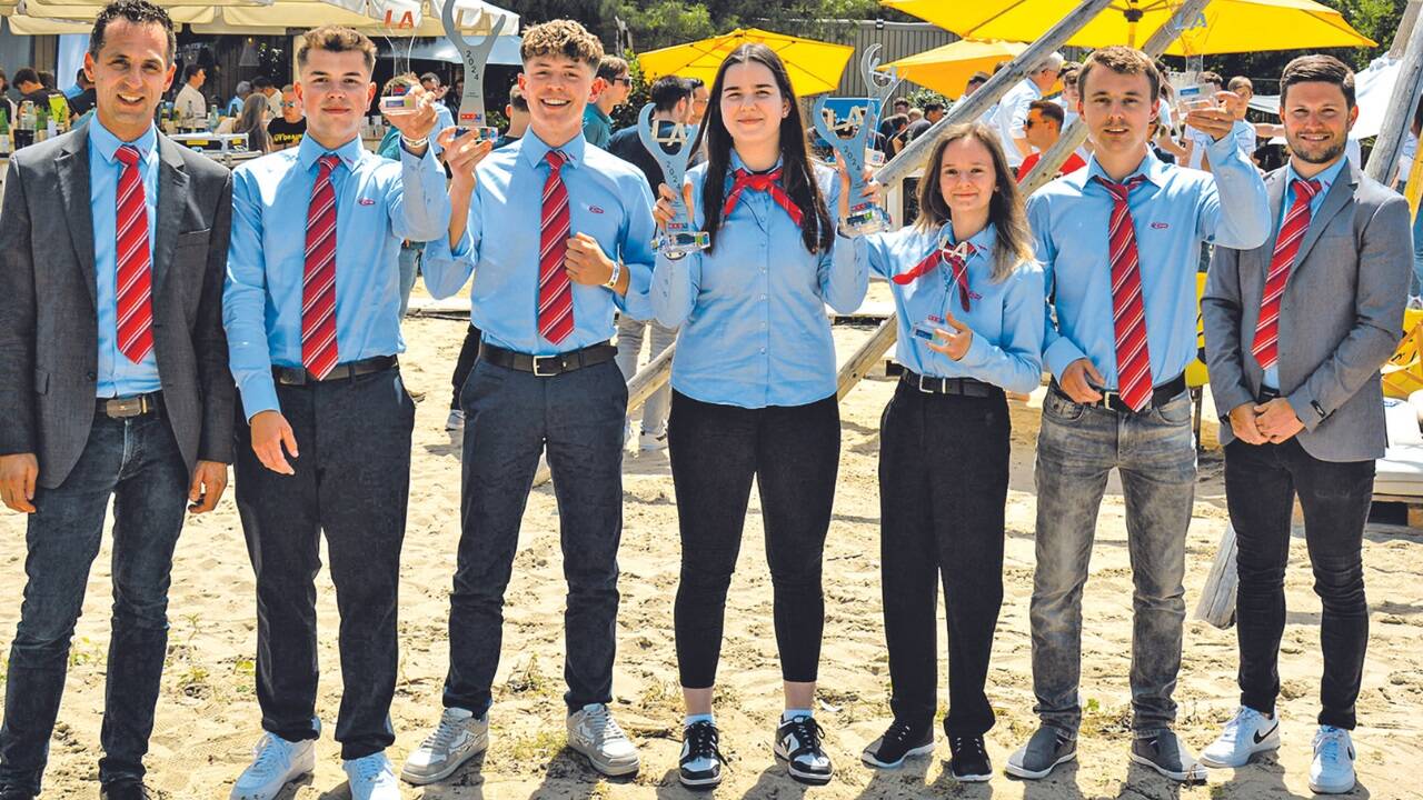 Die siegreiche Truppe der Firma Stiwa (v. l.): Ausbildungsleiter Thomas Bartl, die Lehrlinge Fabian Schuster, Daniel Löschenberger, Nela Avdibegovic, Annalena Roider, Stefan Huber und Lehrlingsausbildner David Lenzeder auf der Sandburg in Linz.  