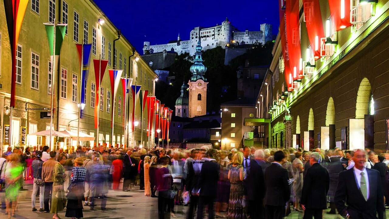 Die belebte Hofstallgasse während der Festspielzeit.  