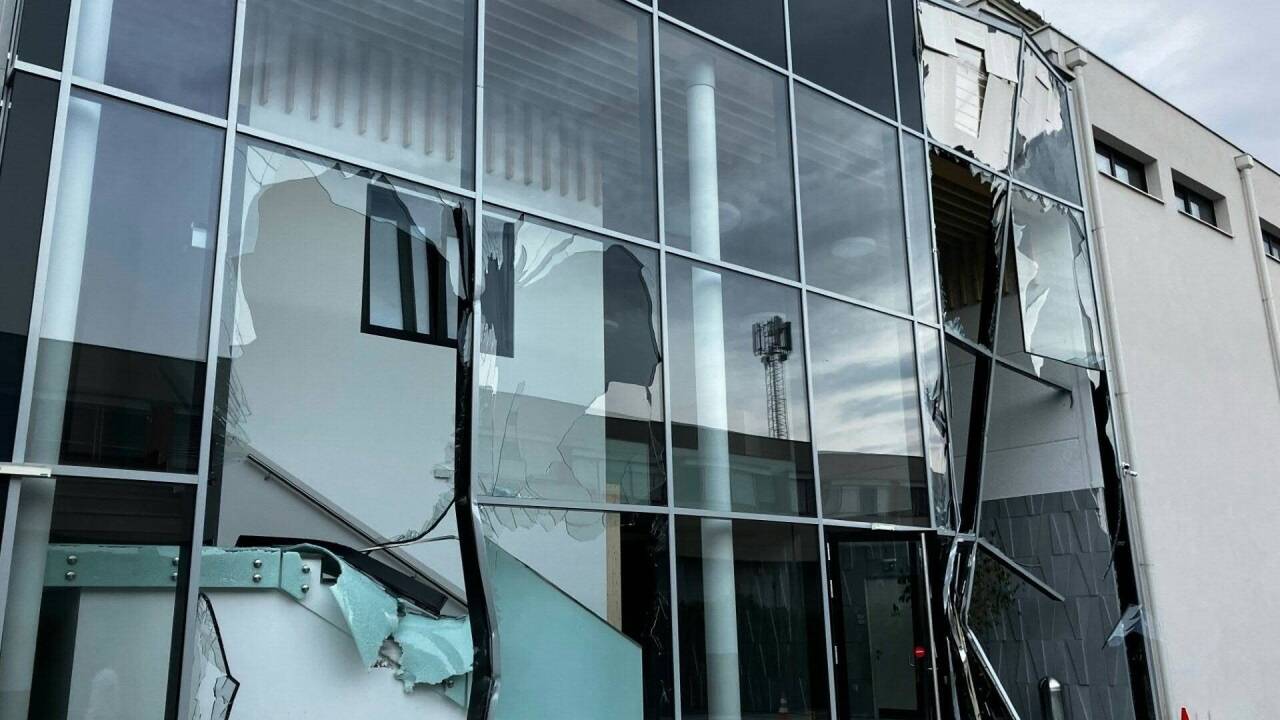 Die Glasfassade der Freikirche in Brunn am Gebirge (Bezirk Mödling) wurde komplett zerstört. 