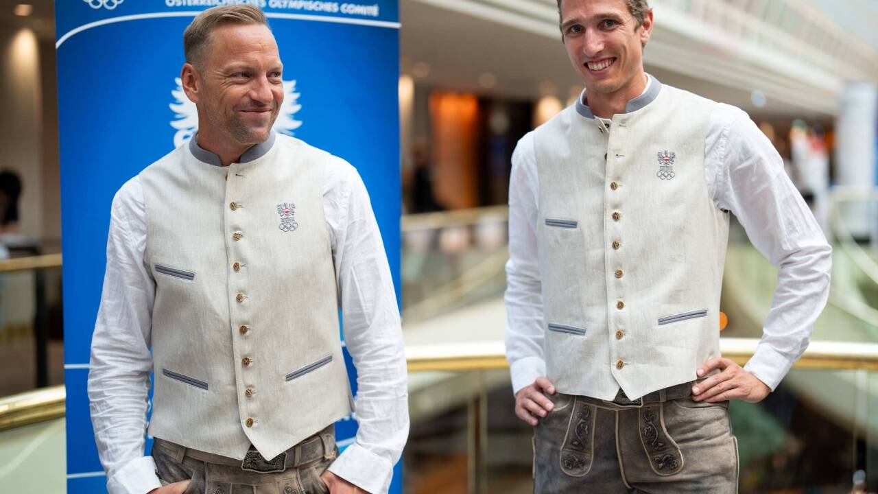 Das Beachvolleyball-Duo Alex Horst und Julian Hörl zeigt sich begeistert vom Ausgeh-Outfit.  