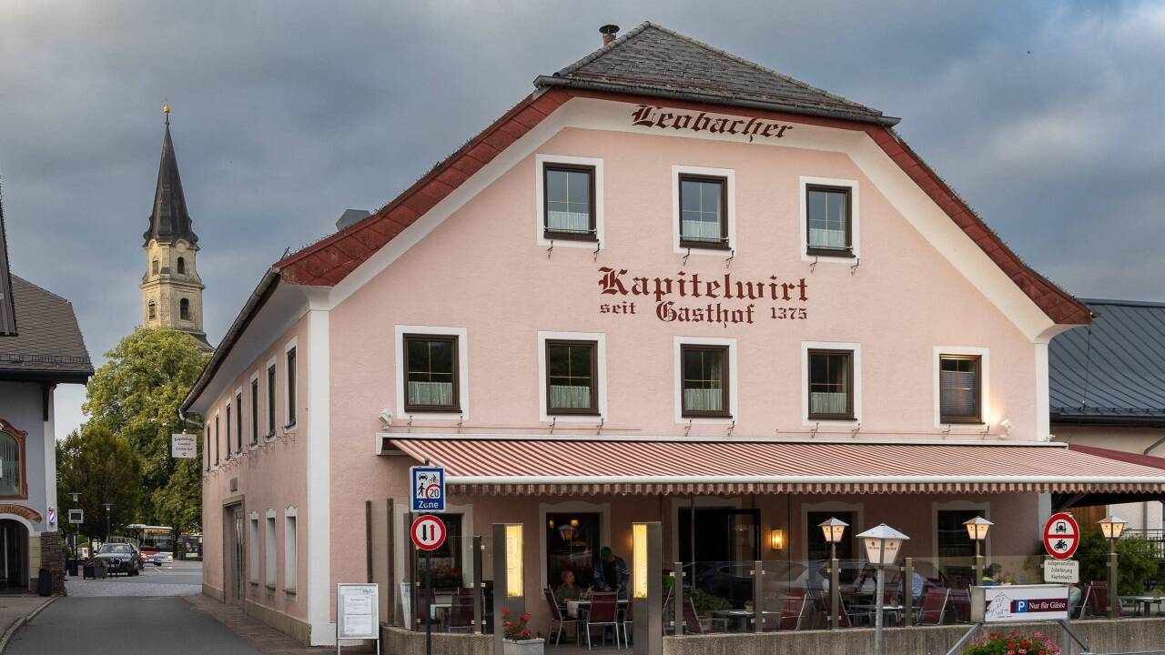Der traditionsreiche Kapitelwirt liegt im Herzen des Tourismusorts Mattsee.  