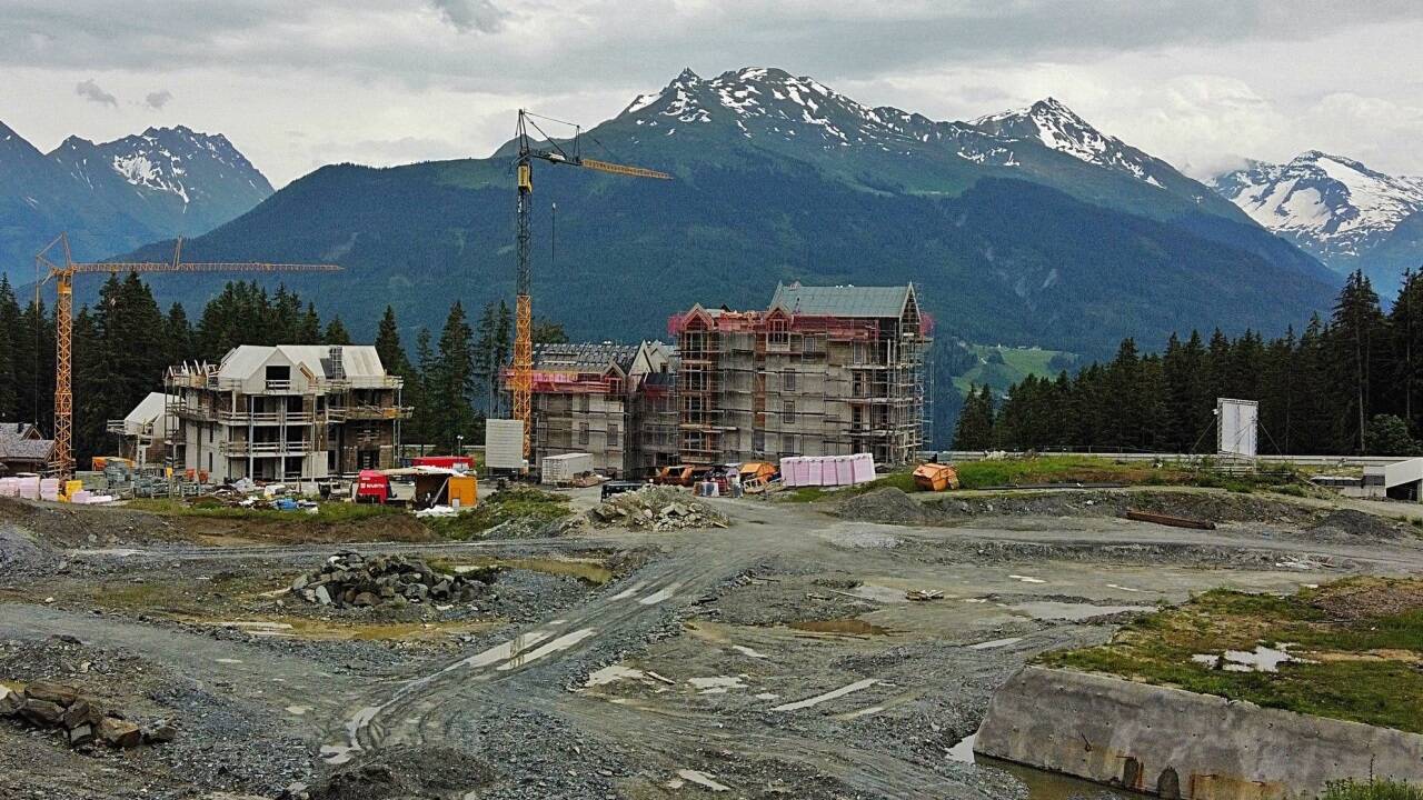 Das Chalet-Projekt auf dem Pass Thurn in der Gemeinde Mittersill (Drohnenfoto vom 8. Juni 2024). 