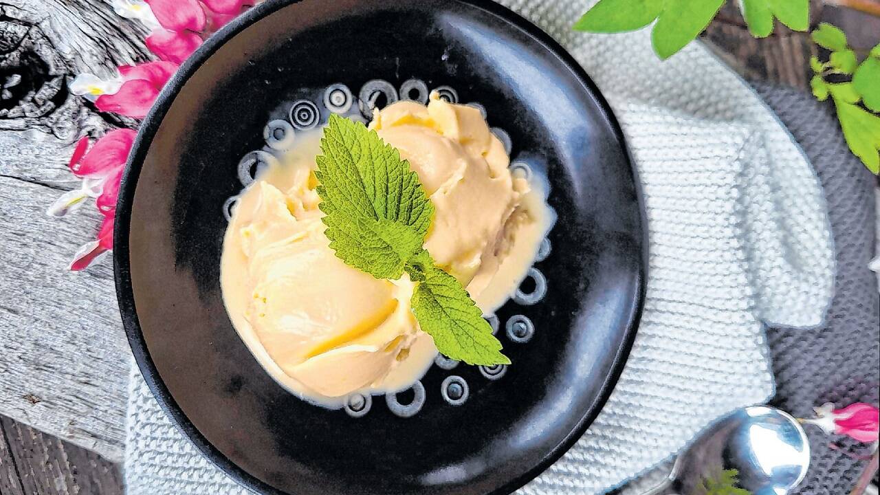 Frischer Blütenhonig steckt in diesem köstlichen Eis. 