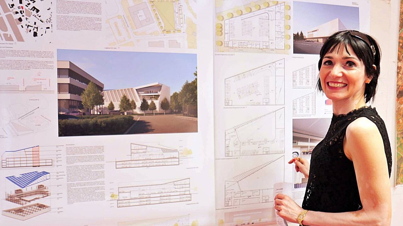 Architektin Michaela Wolf, Mitglied im Salzburger Gestaltungsbeirat, beim Begutachten der ersten Visualisierungen des „Depot Salzburg“.  