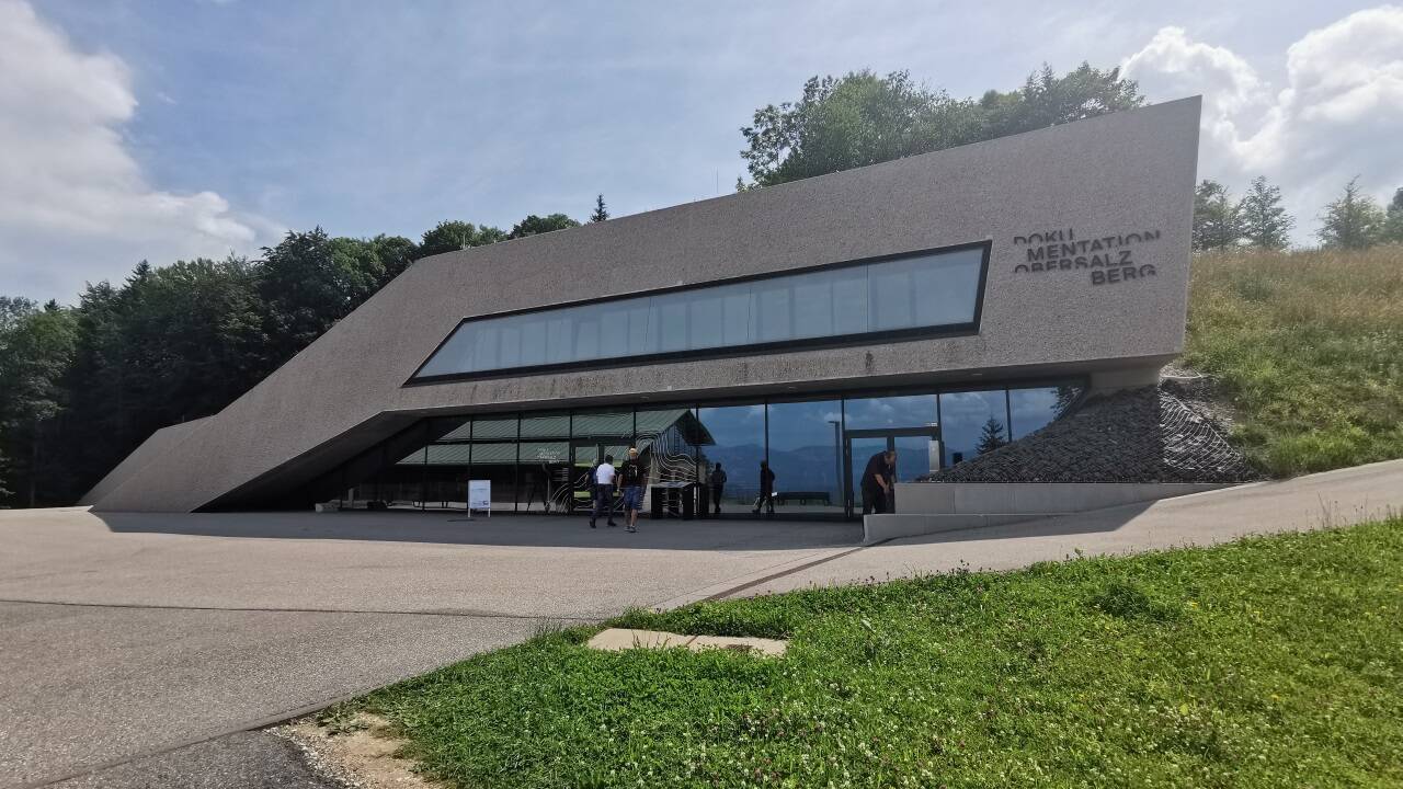 Das Dokumentationszentrum am Obersalzberg ist neu erbaut worden. Bei den Grabungen sind viele Objekte aus der NS-Zeit aufgetaucht.  