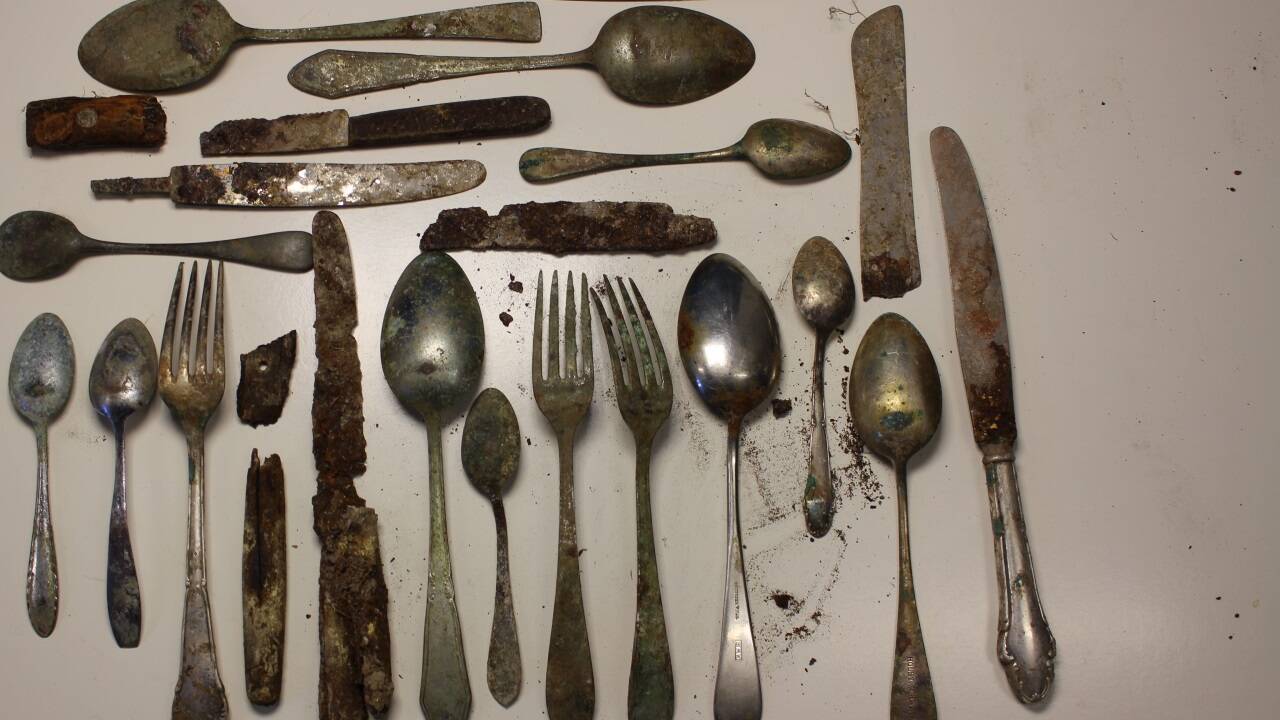 Löffel, Gabeln und Messer aus der Zeit zwischen 1933 und 1945 - gefunden am Areal des Obersalzbergs.  