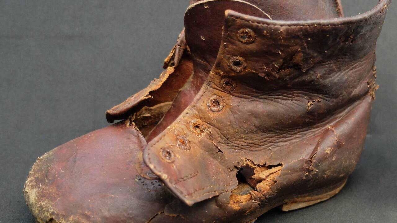 Ein Kinderschuh aus Leder. 