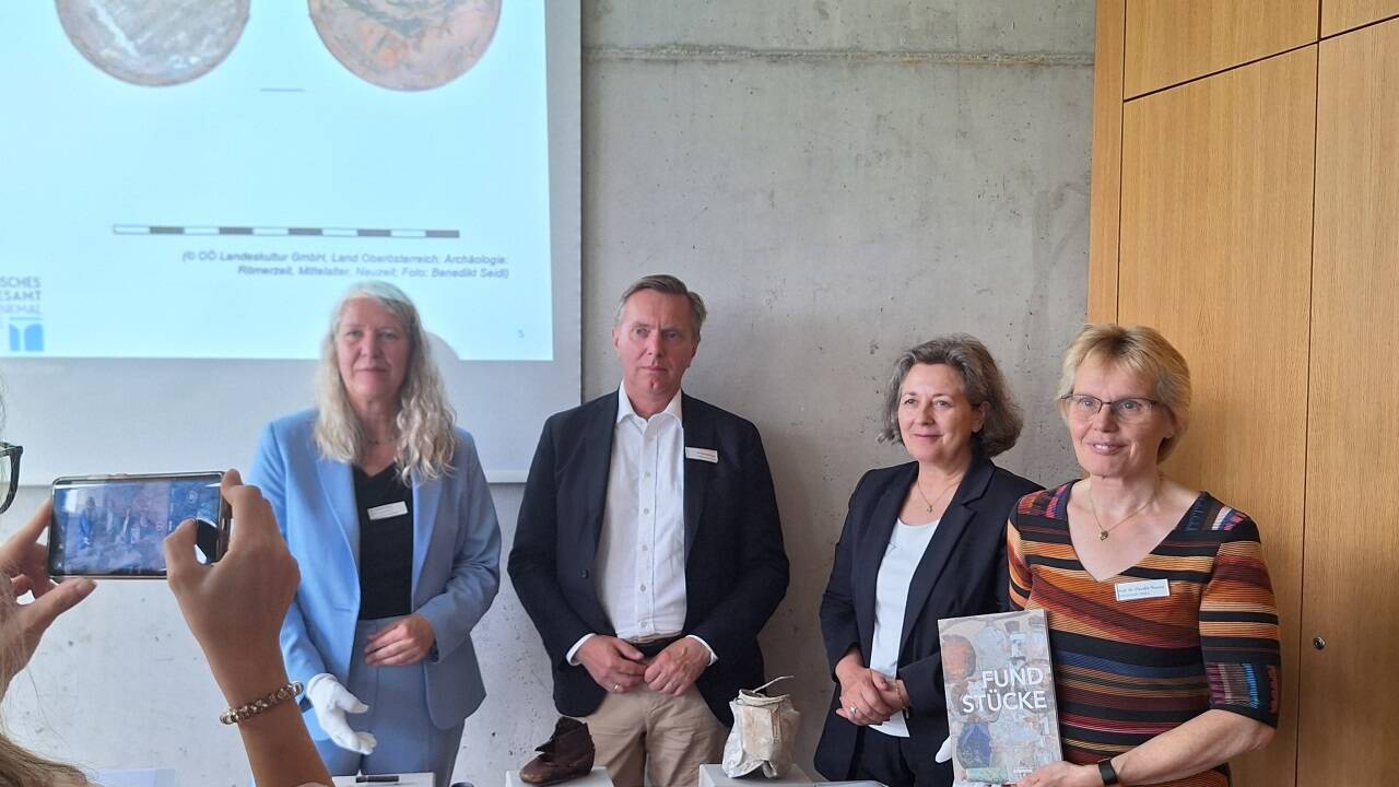 Bei der Präsentation am Obersalzberg: Stefanie Berg (BLfD), Christoph Bazil (BDA), Susanne Fischer (BLfD) und Archäologin Claudia Theune (Uni Wien).  