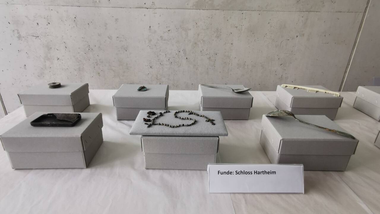 Gegenstände, die am Areal der Anstalt Hartheim bei Linz gefunden wurden.  