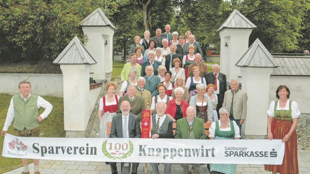 Vorne v. l. Obmann-Stv. Hans Wieland, Sparkasse-Filialleiter Franz Kröll, Fahnenträger Helmut Lesjak, Obmann Peter Kesselbacher, Schriftführerin Hilde Hörbinger und Luisi Wieland. Die Fahnenpatin bei der Feier war Knappenwirt-Tochter Annemarie Widtmann (2. Reihe, 3. v. r.). 