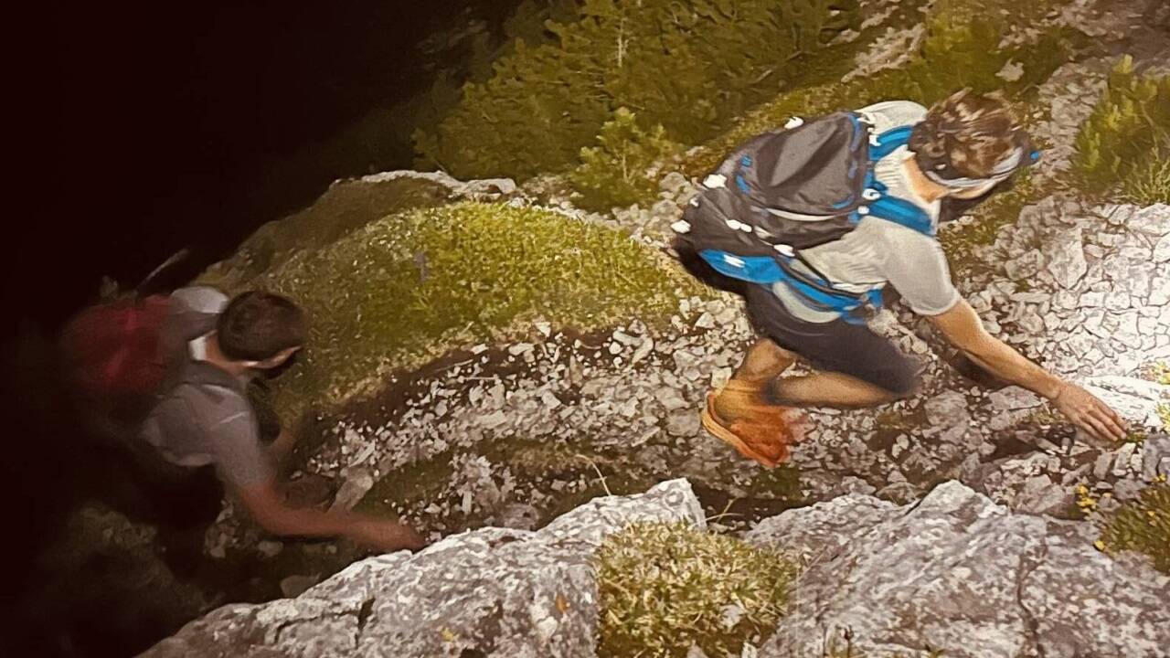 Zwei Bergretter aus Unken stiegen zu dem 42-jährigen Deutschen auf und brachten ihn sicher ins Tal.  