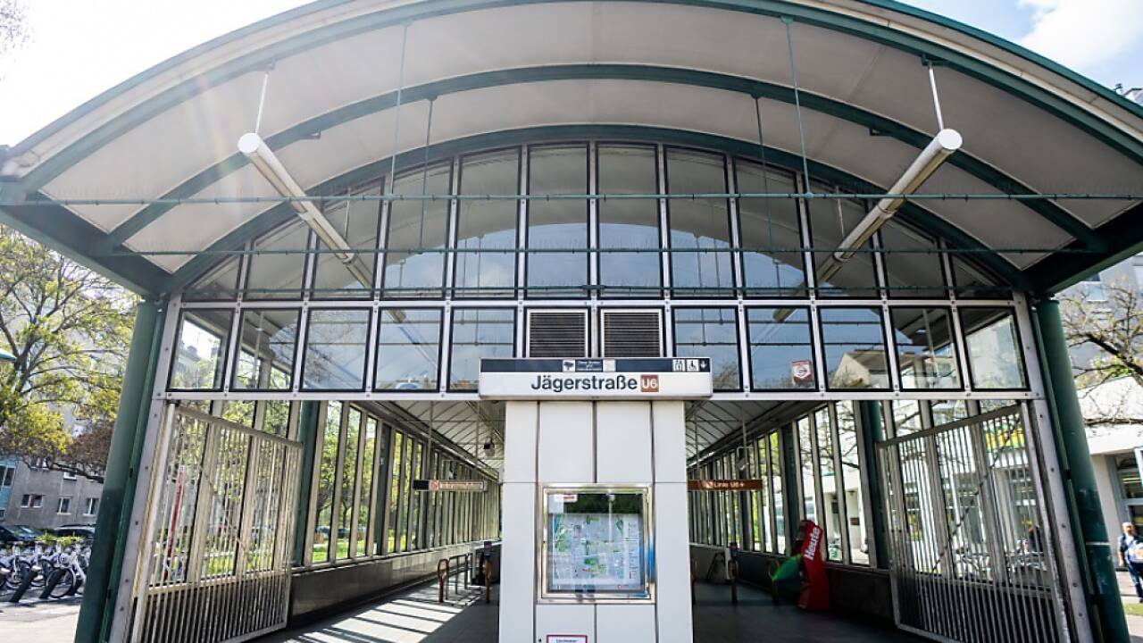 Aktion der Polizei bei der U6-Station Jägerstraße in Wien-Brigittenau 